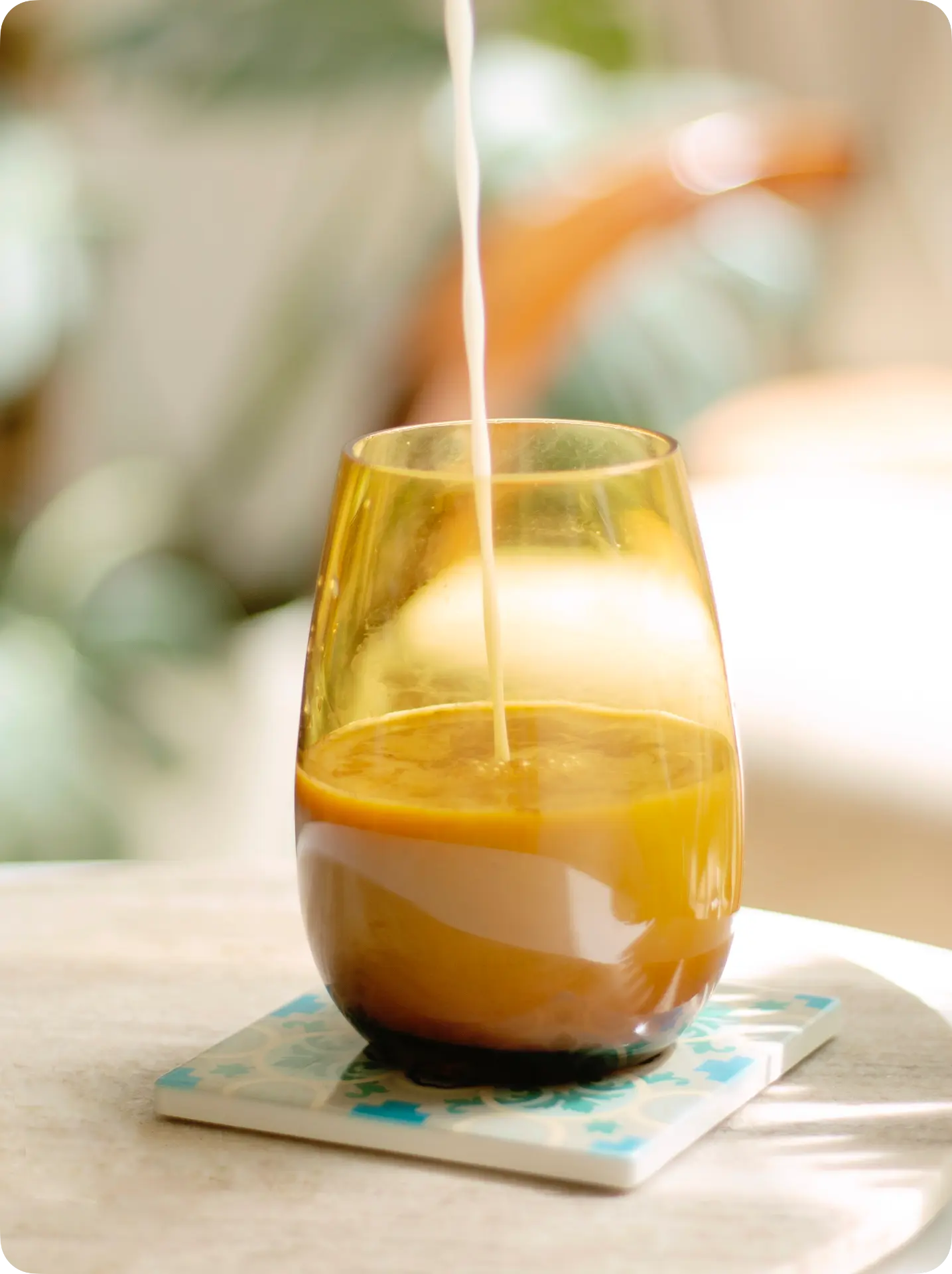 Bebida servida en un vaso sobre un posavasos PisoVaso celeste