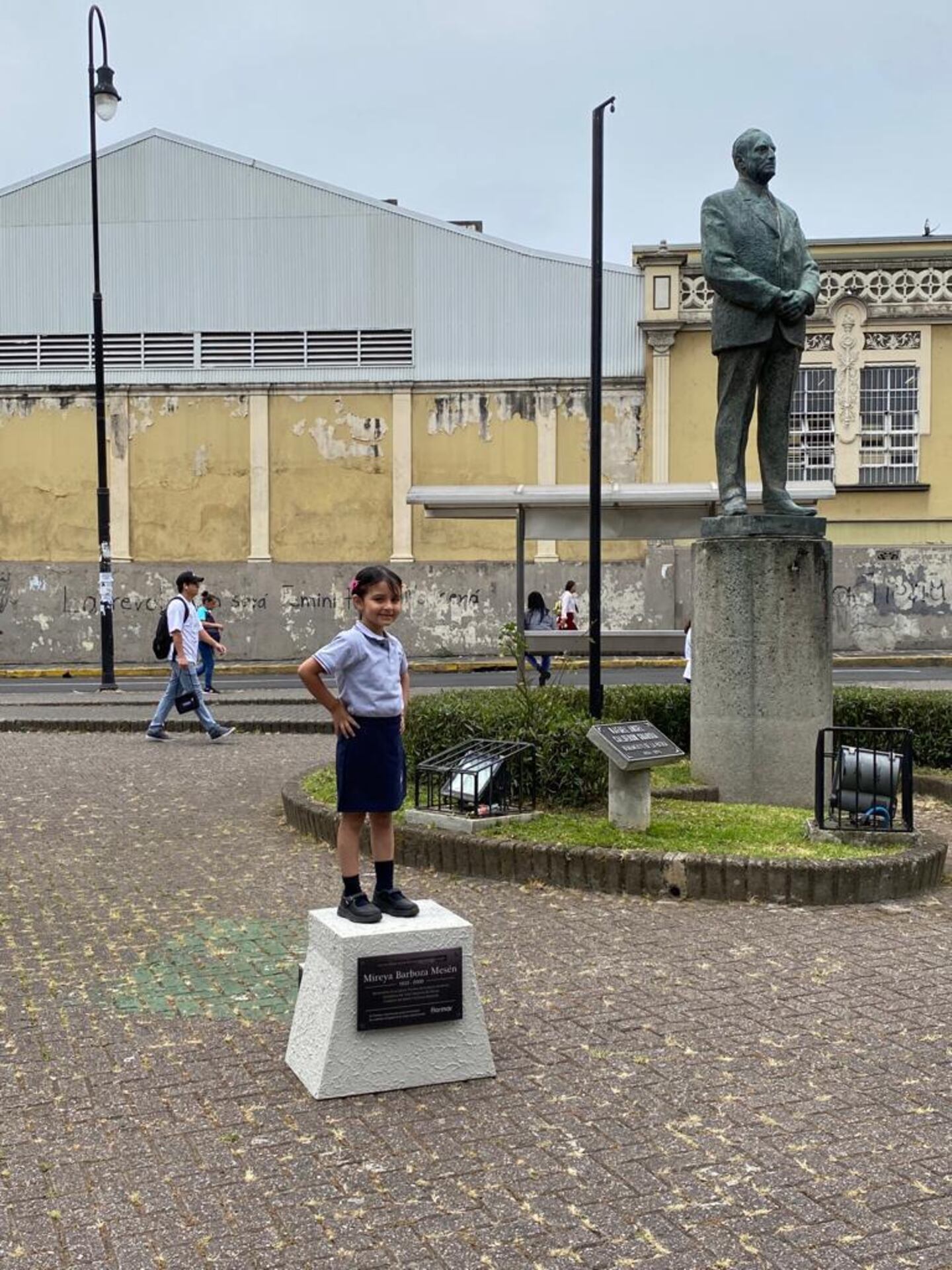 Flormar — Día de la mujer, pedestal en plaza pública