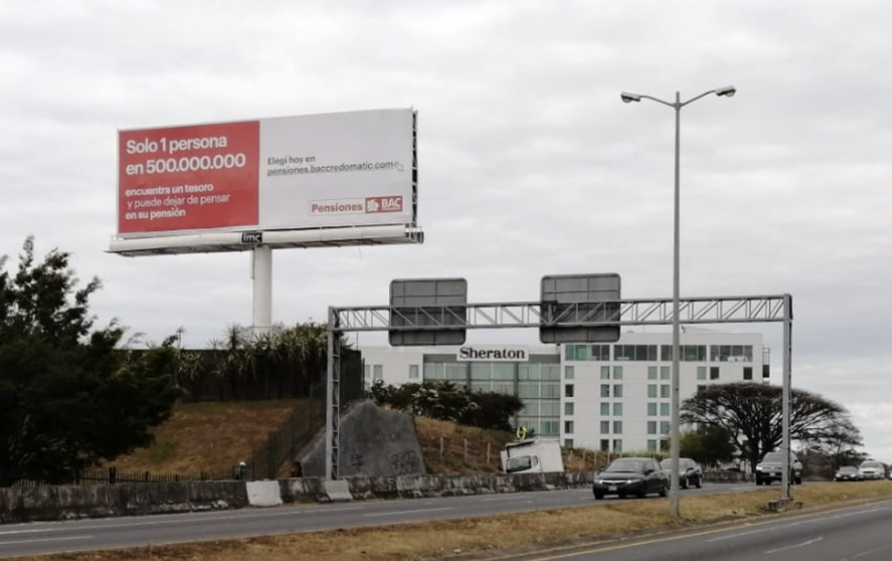 OOH BAC Pensiones — valla autopista